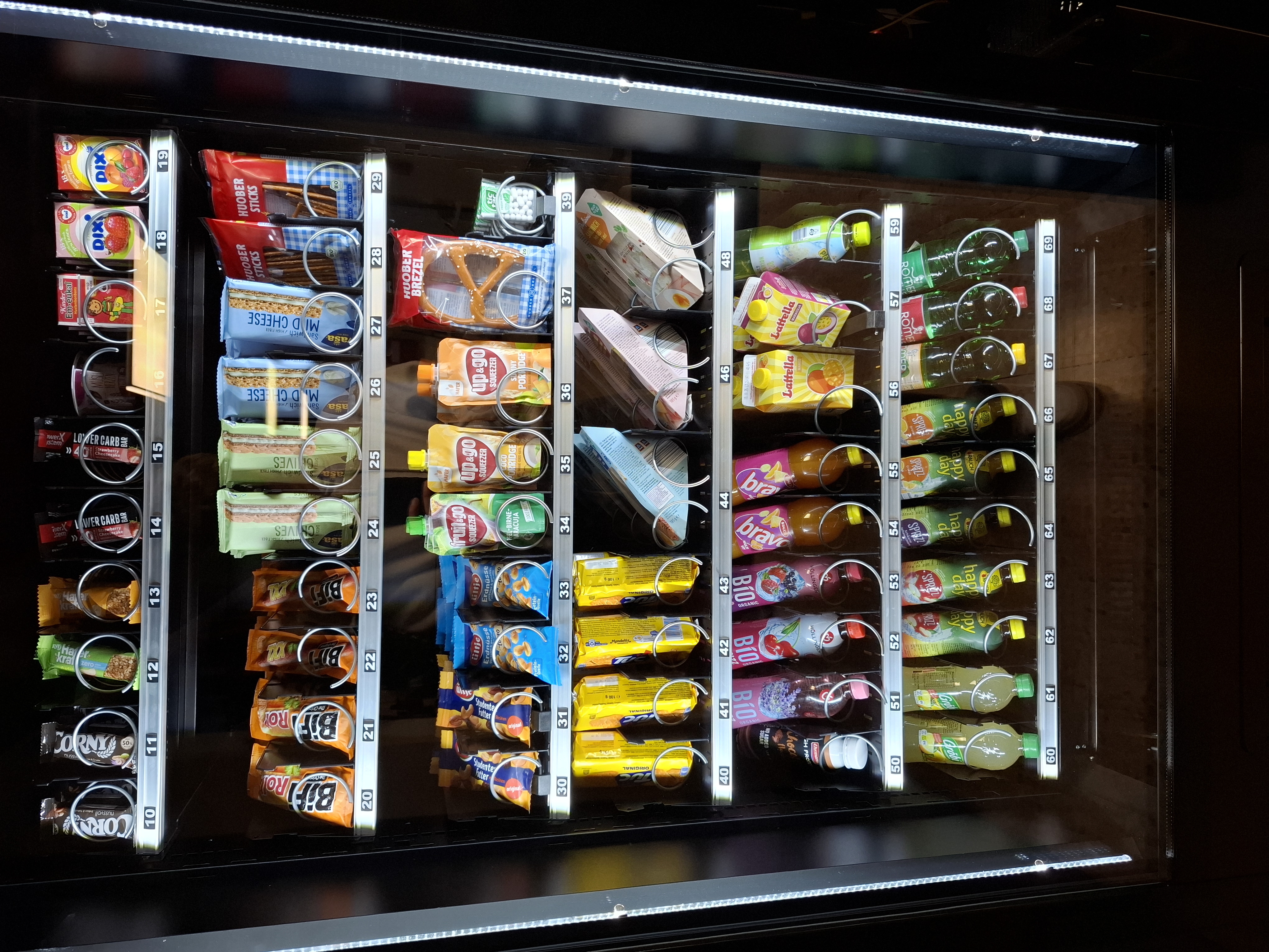 Vielfältig befüllter Snack- und Getränkeautomat