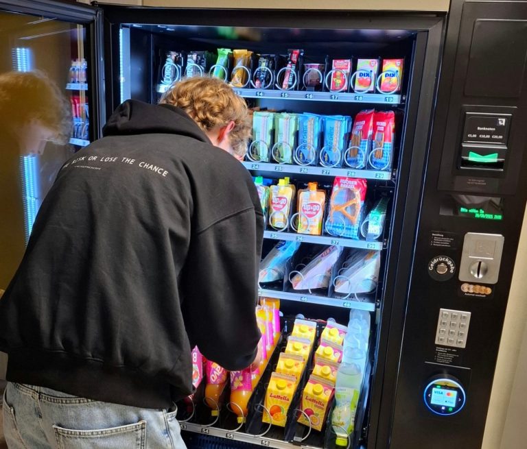Echter Snack- und Getränkeautomat von Snacks & Getränke Doppel im Einsatz